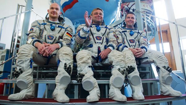 Члены основного экипажа экспедиции на МКС Александр Герст, Максим Сураев и Рид Вайзман