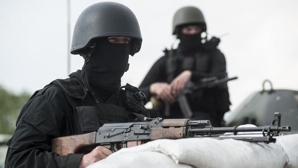 Украинские военнослужащие на КПП у города Славянска на востоке Украины