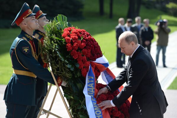 Президент России Владимир Путин во время церемонии возложения венка к Вечному огню у Могилы Неизвестного Солдата