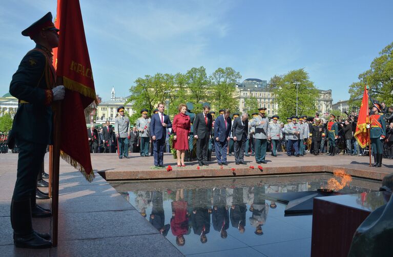 Возложение венка и цветов к Могиле Неизвестного солдата у Кремлевской стены