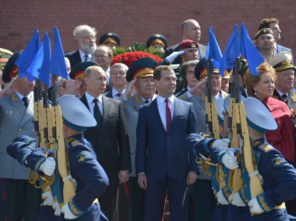 Владимир Путин и Дмитрий Медведев на церемонии возложения цветов к Вечному огню у Могилы Неизвестного Солдата