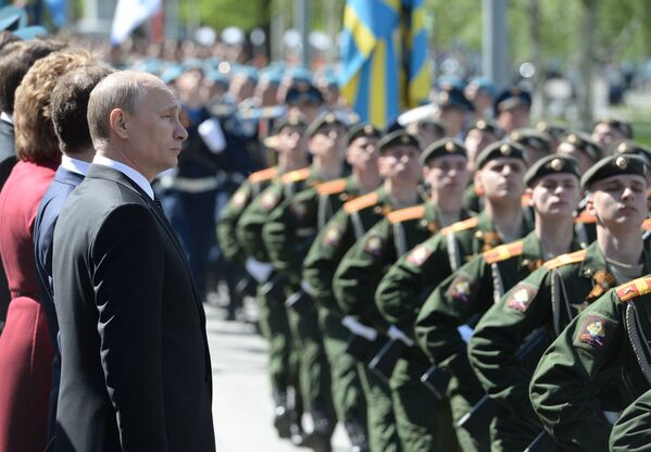 Президент России Владимир Путин во время церемонии возложения цветов к Вечному огню у Могилы Неизвестного Солдата