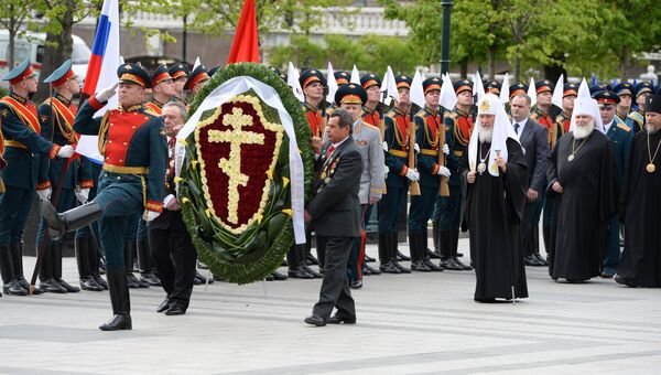 Патриарх Кирилл возложил венок к Могиле Неизвестного Солдата