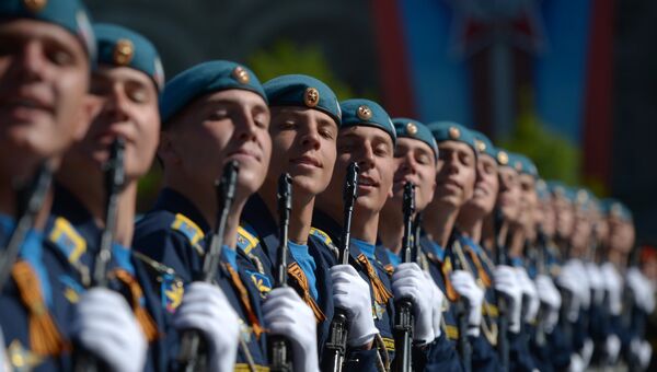 Военнослужащие на военном параде на Красной площади. Архивное фото