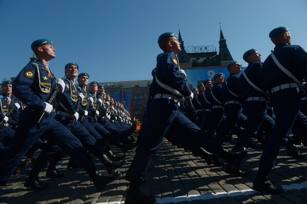 Военнослужащие на военном параде на Красной площади, посвященном 69-й годовщине Победы