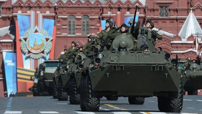 Колонна бронетранспортеров БТР-82А на военном параде на Красной площади, посвященном 69-й годовщине Победы. Архивное фото