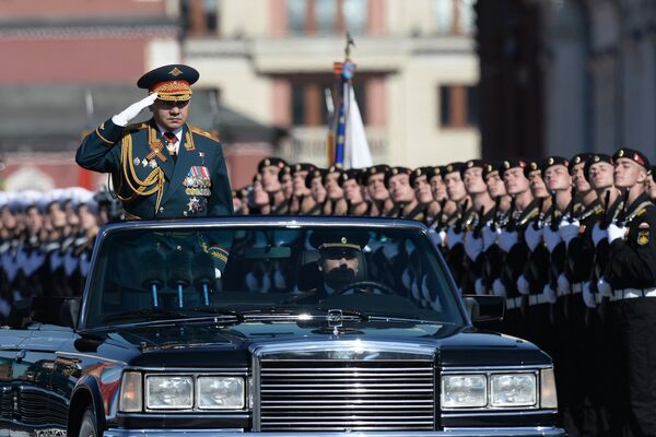 Министр обороны РФ Сергей Шойгу объезжает пешие парадные расчеты во время военного парада на Красной площади