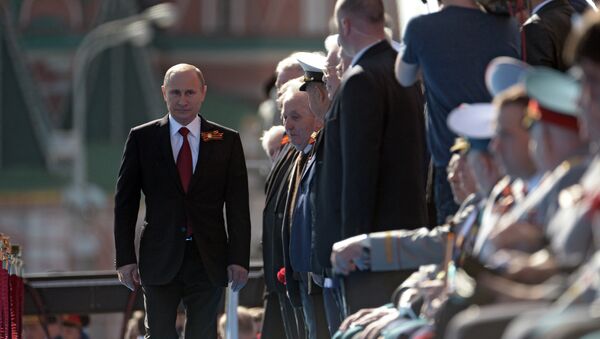 Президент РФ Владимир Путин перед началом военного парада на Красной площади, посвященном 69-й годовщине Победы