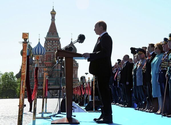 Президент РФ Владимир Путин выступает во время военного парада на Красной площади