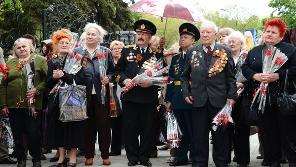 Ветераны Великой Отечественной войны и жители Донецка, 8 мая 2014