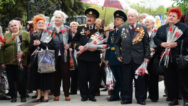 Ветераны ВОВ и жители Донецка. Архивное фото