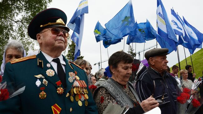 Ветераны ВОВ и жители Донецка. Архивное фото