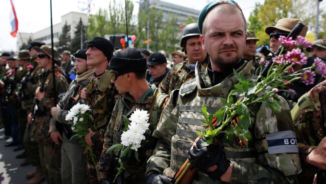 Участники митинга, посвященного Дню Победы в Донецке