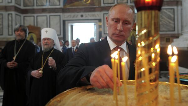 Президент России Владимир Путин во время посещения собора Святого равноапостольного князя Владимира в Севастополе