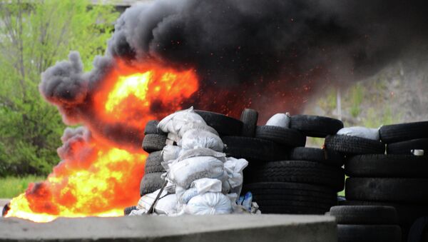 Поджог блок-поста в Донецке. Архивное фото