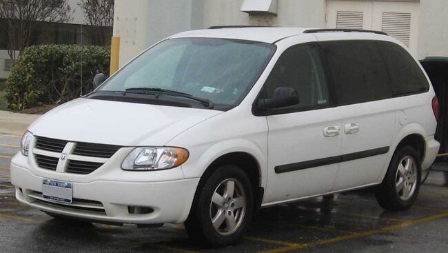 Автомобиль Dodge Caravan  фирмы Chrysler. Архивное фото