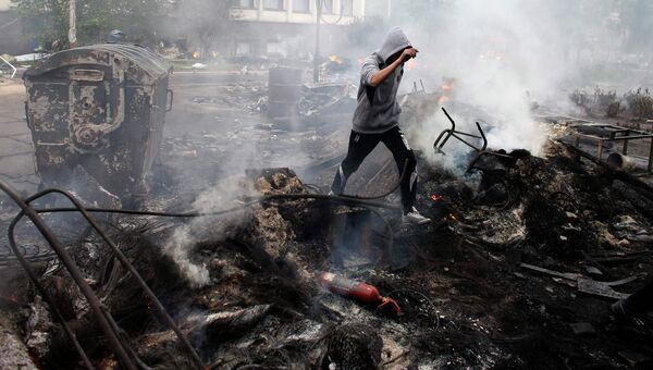 Сожженная баррикада в центре Мариуполя, 9 мая 2014