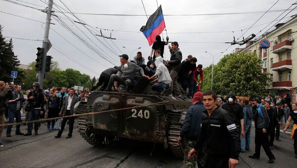 Протестующие в Мариуполе завладели неисправной БМД, оставленной украинскими военными, 9 мая 2014