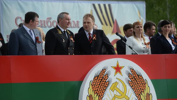 Дмитрий Рогозин и Евгений Шевчук во время торжественных мероприятий посвященных Дню Победы в Приднестровье