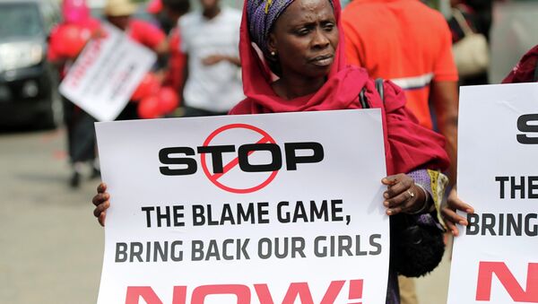 Участница акции требует освобождения похищенных в Нигерии школьниц