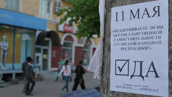Агитационная листовка в поддержку референдума 11 мая на улице Луганска. Архивное фото