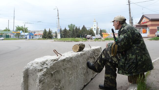 Блокпост народных ополченцев в Славянске. Архивное фото