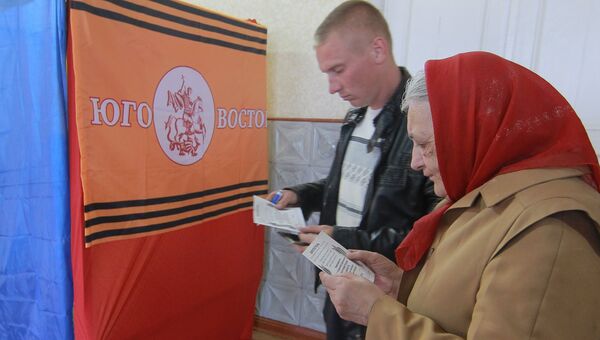 Местные жители изучают бюллетени для голосования на референдуме о статусе Луганской области на избирательном участке в селе Самсоновка под Луганском.