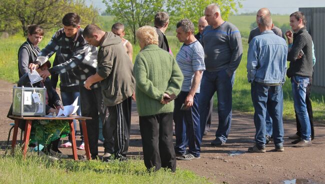 Местные жители в очереди во время выездного голосования на референдуме о статусе самопровозглашенной Луганской народной республики в селе Терновое под Луганском.