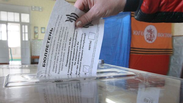Голосование на референдуме в селе Самсоновка под Луганском