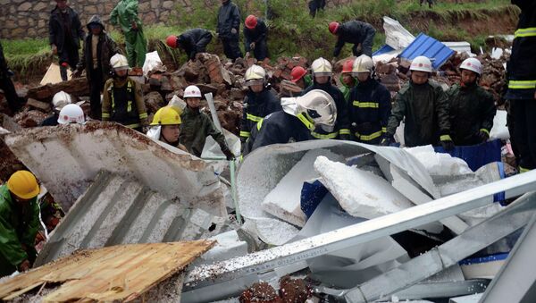 Работа спасателей на месте обрушения здания в Китае