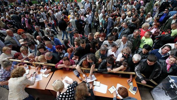Люди на избирательном участке в Мариуполе на референдуме о статусе самопрозглашенной Донецкой народной республики