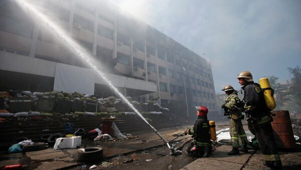 Пожарные тушат пожар в здании горсовета в Мариуполе, 11 мая 2014