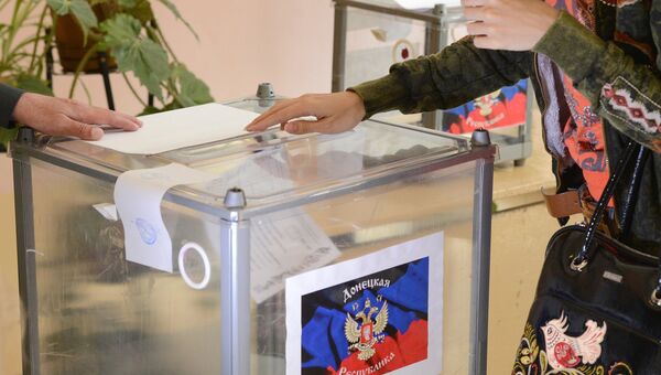 Женщина голосует на референдуме о статусе самопровозглашенной Донецкой народной республики