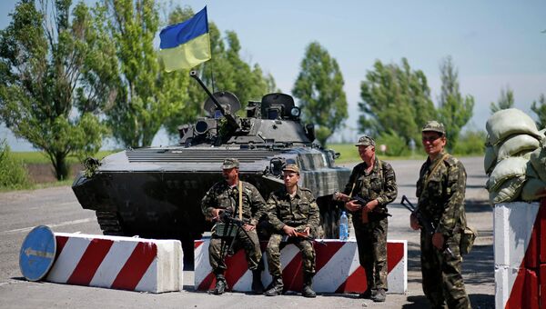 Украинские военные на блок-посту на окраине Мариуполя, 11 мая 2014. Архивное фото