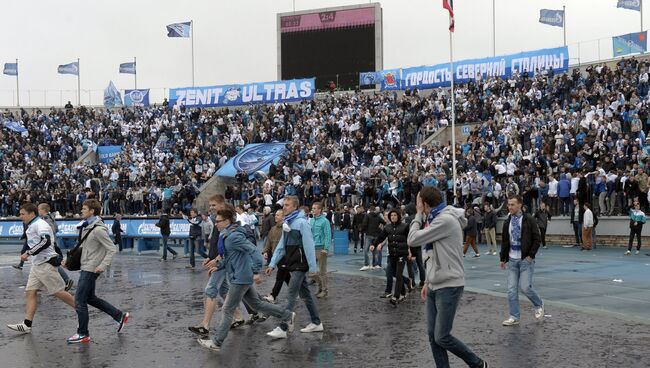 Болельщики ФК Зенит выходят на поле во время матча 29-го тура чемпионата России по футболу Зенит - Динамо