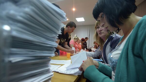 Подсчет голосов по итогам референдума о статусе юго-востока Украины. Архивное фото