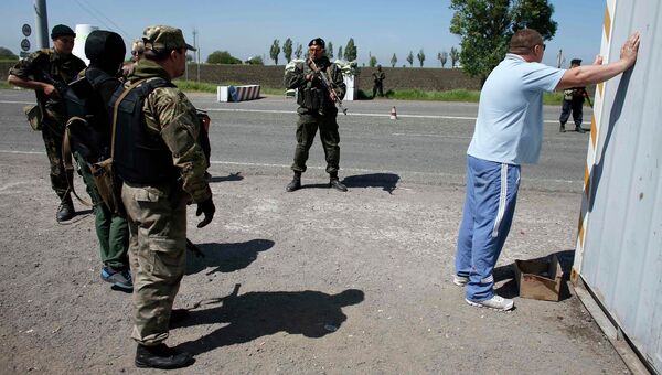 Бойцы украинской армии во время референдума на контрольно-пропускном пункте в Мариуполе 11 мая 2014