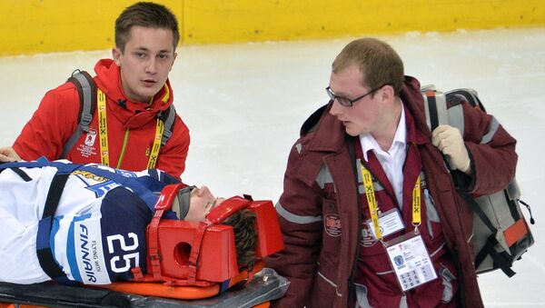 Медики оказывают первую помощь игроку сборной Финляндии Пекке Йормакку