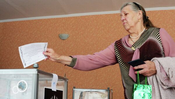 Жительница Донецка голосует на референдуме о статусе самопровозглашенной Донецкой народной республики. Архивное фото