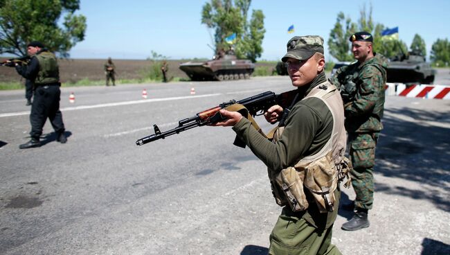 Украинские военные на пропускном пункте. Архивное фото
