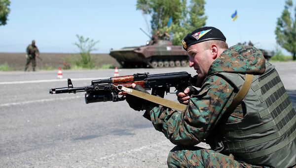 Украинские военные на пропускном пункте под Мариуполем