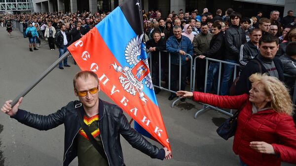Жители Донбасса перед голосованием на референдуме о статусе самопровозглашенной Донецкой народной республики