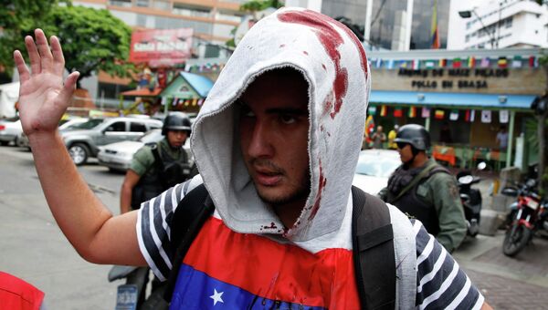 Участник беспорядков в Каракасе