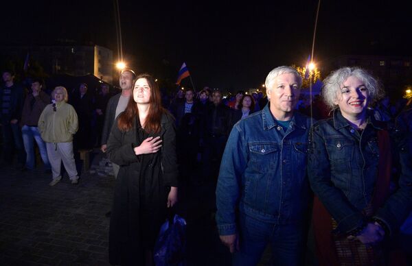 Жители Донецка поют гимн Российской Федерации на концерте и митинге, посвященном объявлению результатов референдума о статусе Донецкой народной республики