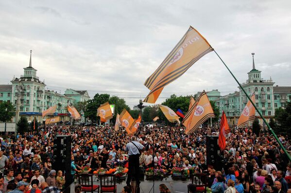 Местные жители на митинге, посвященном объявлению результатов референдума о статусе Луганской республики на площади перед памятником Шевченко в Луганске
