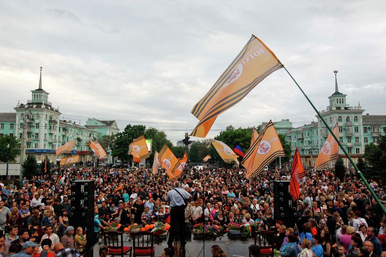 Местные жители на митинге, посвященном объявлению результатов референдума о статусе Луганской республики на площади перед памятником Шевченко в Луганске