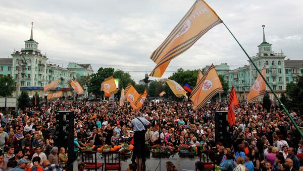 Местные жители на митинге, посвященном объявлению результатов референдума о статусе Луганской республики на площади перед памятником Шевченко в Луганске