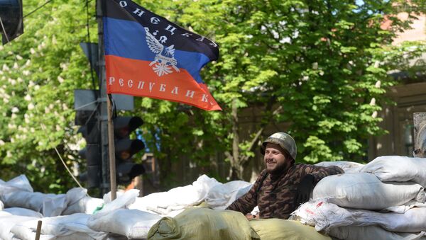 Активист сил самообороны под флагом ДНР. Архивное фото