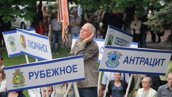 Жители деревень и поселков области на митинге, посвященном объявлению результатов референдума о статусе Луганской республики