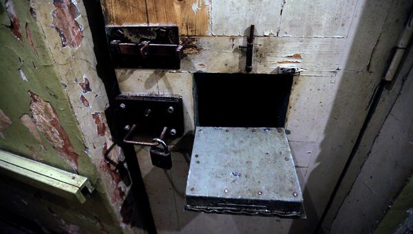 Дверь камеры предварительного заключения в музее КГБ в Риге